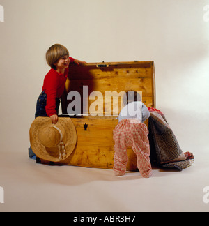 Deux enfants à jouer avec une grande boîte en bois. Photo par Willy Matheisl Banque D'Images