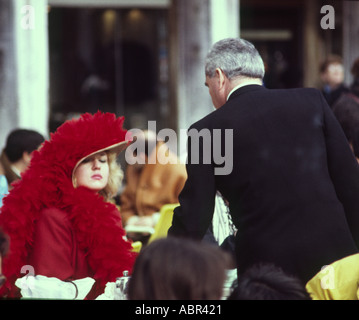 Serveur et client carnaval dans un café à la place St Marc Venise Banque D'Images