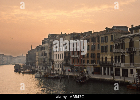 Grand Canal Venise après le coucher du soleil au début du printemps, période de Carnaval Banque D'Images
