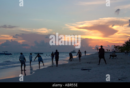 Cricket sur la plage Worthing Beach Barbados Banque D'Images