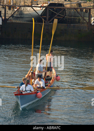 Un projet pilote de l'équipe d'aviron de gig à Charlestown à Cornwall Banque D'Images