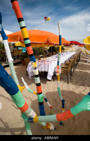 Traitement V.I.P Esclusive avec table réservée en face de la mer à l'IVAN - AQUA beach club à la plage de Pampelonne, St Tropez F Banque D'Images