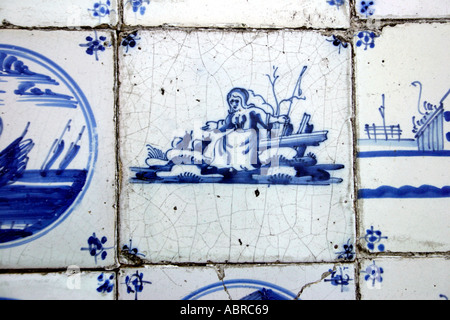 Dix-huitième siècle dix-neuvième Carreau Delft peinte en bleu cobalt Motif bergère Banque D'Images