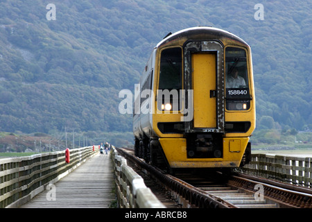 Le passage du train sur le pont ferroviaire de l'estuaire de Mawddach Wales Barmouth Banque D'Images