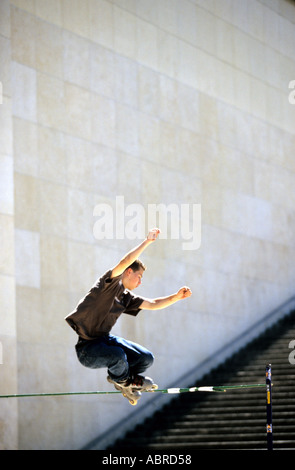 Roller skater jumping high bar à Trocadero Plaza Paris France Banque D'Images