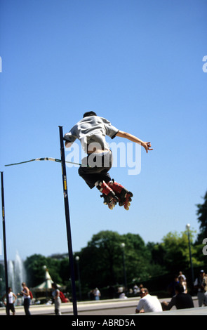 Roller skater jumping high bar à Trocadero Plaza Paris France Banque D'Images