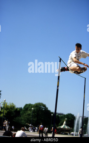 Roller skater jumping high bar à Trocadero Plaza Paris France Banque D'Images