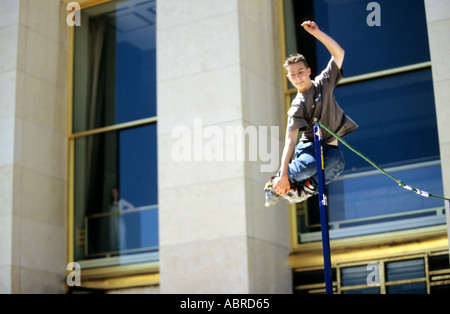 Roller skater jumping high bar à Trocadero Plaza Paris France Banque D'Images