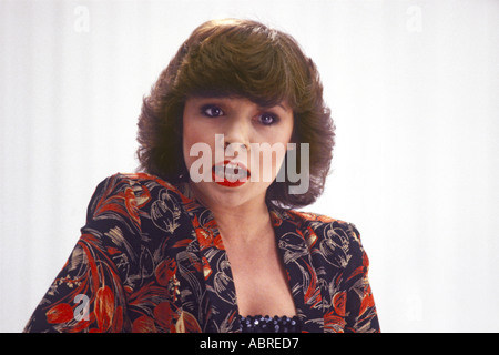 Dana Scallon actrice chanteuse irlandaise, DÉPUTÉ EUROPÉEN pendant l'enregistrement de clip vidéo pour sa chanson 'quelque chose' dans la cuisine par0083 Banque D'Images