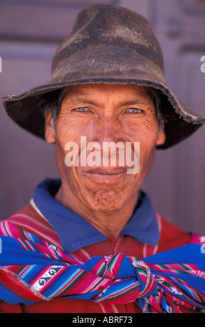 Portrait d'un homme Quechua Tarabuco costume tribal est célèbre pour son marché du dimanche s'Amérique latine Bolivie Banque D'Images