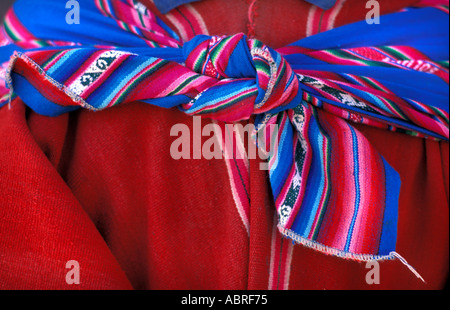 Close up de châle noué autour de l'homme parlant Quechua costume tribal marché du dimanche de Tarabuco en Bolivie Amérique du Sud Banque D'Images