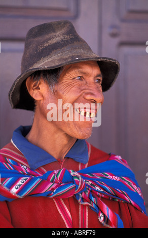 L'homme en costume Quechua tribal Tarabuco est célèbre pour son marché du dimanche s'Amérique latine Bolivie Banque D'Images