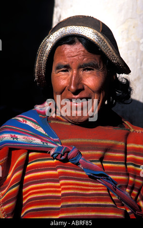 Parlant le quechua à partir de l'homme en costume de Tarabuco Tarabuco dimanche tribal du marché de l'Amérique du Sud Bolivie Banque D'Images