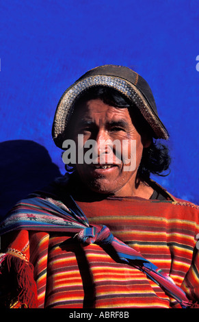 Parlant le quechua à partir de l'homme en costume de Tarabuco Tarabuco dimanche tribal du marché de l'Amérique du Sud Bolivie Banque D'Images