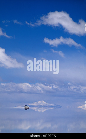 Dans tout excès de sel de la Salar de Uyuni dans un 4x4 réflexions incroyable du ciel dans l'eau en Bolivie s'Amérique Banque D'Images