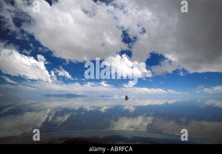 Dans tout excès de sel de la Salar de Uyuni dans un 4x4 réflexions incroyable du ciel dans l'eau en Bolivie s'Amérique Banque D'Images