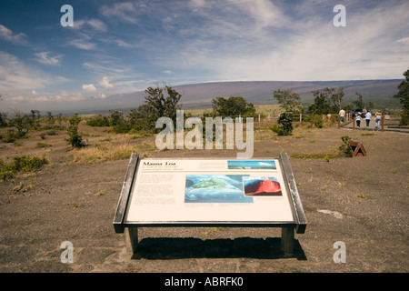 Un des sommets enneigés de Mauna Loa avec signe : en face de vous est le plus grand volcan actif Banque D'Images