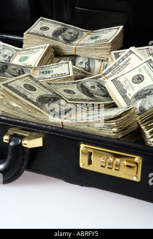 Des piles de 100 dollar bills in briefcase Banque D'Images