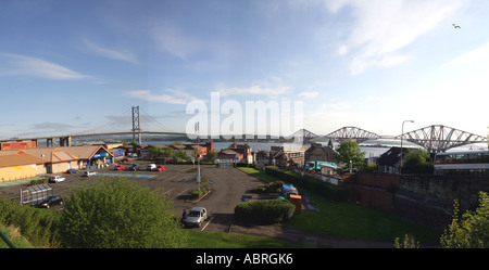 Les deux ponts ferroviaires et routiers le FORTH À FIFE DE QUENSFERRY PRÈS DE EDINBURGH SCOTLAND UK Banque D'Images