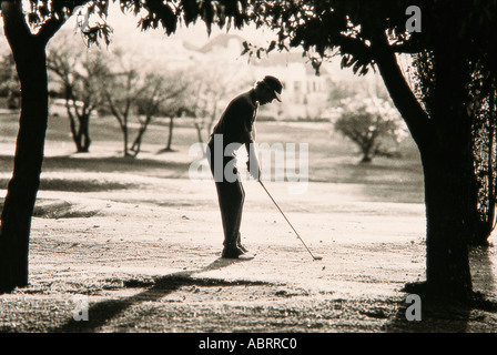 Se préparer à prendre golfeur shot on golf course Banque D'Images