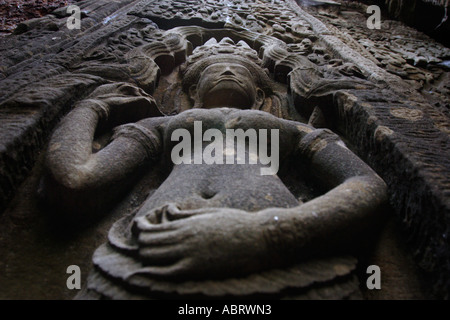 Apsaras regarder vers le bas dans les ruines de Ta Prohm temple à Angkor, au Cambodge. Banque D'Images