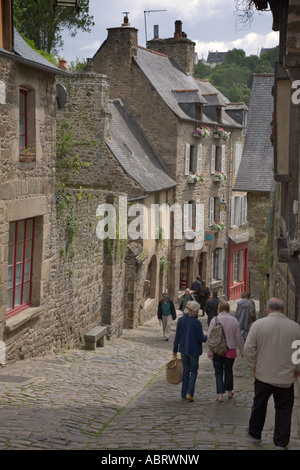 Rue du Jerzual et Rue de Petit Fort rues pavées menant au port de Dinan sur la Rance Bretagne Banque D'Images