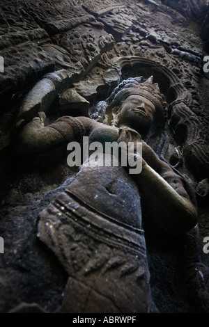 Apsaras regarder vers le bas dans les ruines de Ta Prohm temple à Angkor, au Cambodge. Banque D'Images