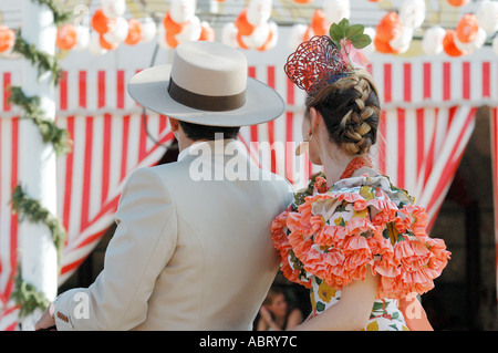 Jeune homme avec une fille dans une robe flamenco équitation leurs à la foire d'avril Séville Andalousie Espagne Banque D'Images