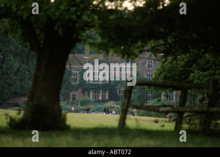 Festival de Glyndebourne Opéra les jardins et le manoir, Lewes East Sussex Royaume-Uni années 1980 1984 HOMER SYKES Banque D'Images