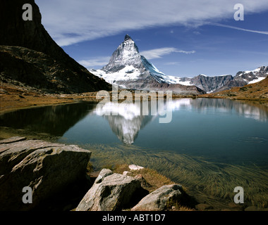 CH - SUISSE : le Cervin et le lac en foregound Riffelsee Banque D'Images