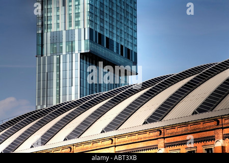 Beetham Hilton Tower à compléter en 2006 par Ian Simpson Architects Manchester UK avec complexe de Manchester Central (GMEX) en premier plan Banque D'Images