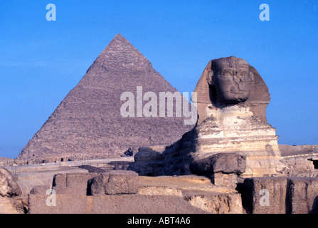 ÉGYPTE le Grand Sphinx avec Khafre Pyramid en arrière-plan Deep Blue Sky, pas de gens. wop Banque D'Images