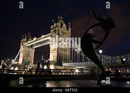 Nuit couleur photo de Tower bridge avec statue de dauphin et garçon. Londres. l'Angleterre. Banque D'Images