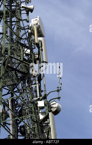 Les transmissions radio antennes sur un mât Banque D'Images