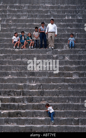 Avec les enfants La famille guatémaltèque en abondance sur les marches menant au sommet de l'ancien temple maya Tikal II El Peten au Guatemala Banque D'Images