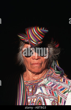 Une vieille femme mayas du Guatemala en costume tribal distinctif et lunettes de Nebaj triangle Ixil El Quiché, Guatemala Banque D'Images