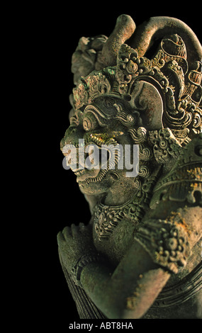 Un démon hindou Rakasa mythique gardien avec de longues dents et grand club à l'entrée du temple Ubud Bali Indonésie fond noir Banque D'Images