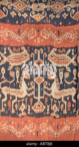 Détail de variété complexe de motifs sur un hinggi Sumbanese Sumba textiles à motifs ikat Nusa Tengarra Indonésie Banque D'Images