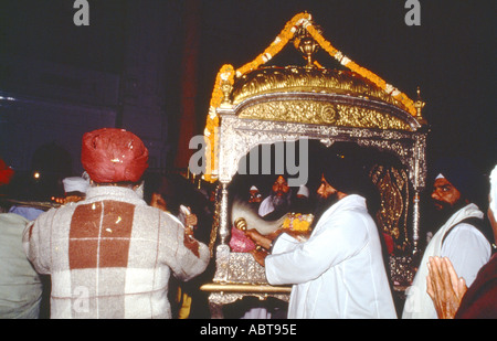 Amritsar punjab Inde portant le Guru Granth Sahib livre saint des sikhs au lit Golden Temple Banque D'Images