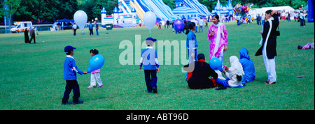 Eid Eid Mela Enfants familles musulmanes juste avec des ballons à Birmingham West Midlands England Banque D'Images