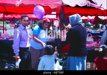 Eid Eid Mela juste des familles musulmanes enfant avec un ballon à Birmingham West Midlands England Banque D'Images