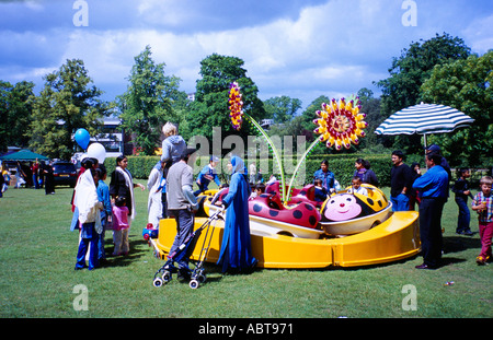 Eid Eid Mela juste des familles musulmanes par rond-point à Birmingham West Midlands, Angleterre Banque D'Images