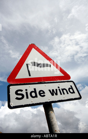 Un vent latéral Road Sign Warning Banque D'Images
