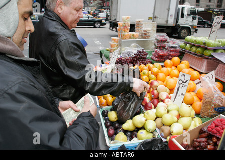 New York City,NY NYC,Manhattan,Avenue of the Americas,West 55th Street,Produce,fruit,légume,légumes,nourriture,stand,fruits,client,Marocain,vendeur v Banque D'Images