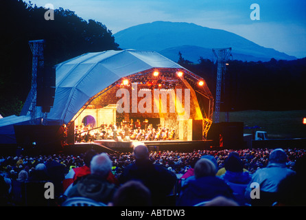 Foule et scène extérieur Bryn Terfel Faenol Festival North West Wales Banque D'Images