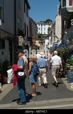 Les touristes dans la rue étroite à Dartmouth Devon, Angleterre Royaume-Uni UK Banque D'Images