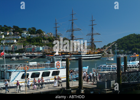 Terminus Ferry sur le quai à Dartmouth avec Tall Ship en arrière-plan Devon, Angleterre Royaume-Uni UK Banque D'Images