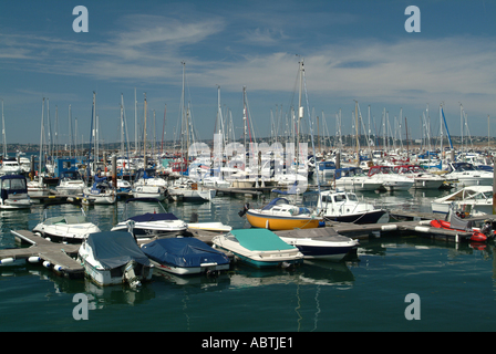 Yachts et bateaux amarrés dans la Marina à Brixham Devon, Angleterre Royaume-Uni UK Banque D'Images