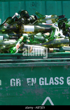 Bouteilles de vin vide Aller à Brixham Devon, Angleterre Royaume-Uni UK Banque D'Images