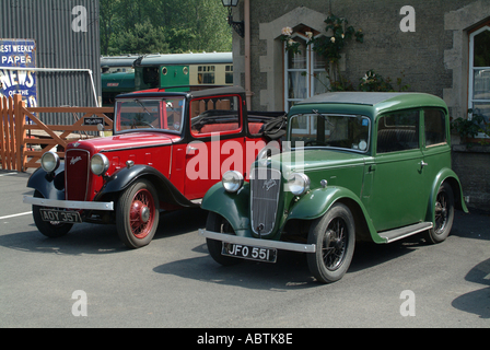 Old Austin Seven et Austin Tourer stationné à la gare de Newton Abbot Devon, Angleterre Royaume-Uni UK Banque D'Images